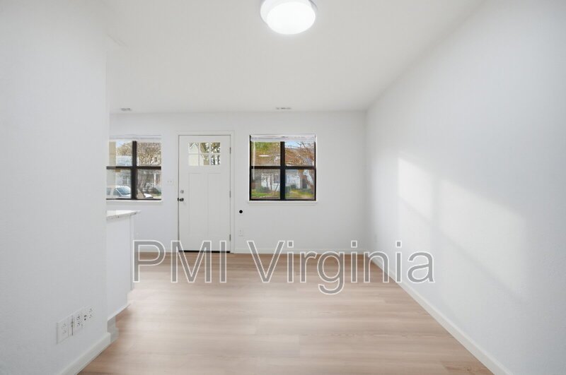 FULLY REMODELED 2 BED, 1.5 BATH BUNGALOW IN NORFOLK FOR RENT! property image