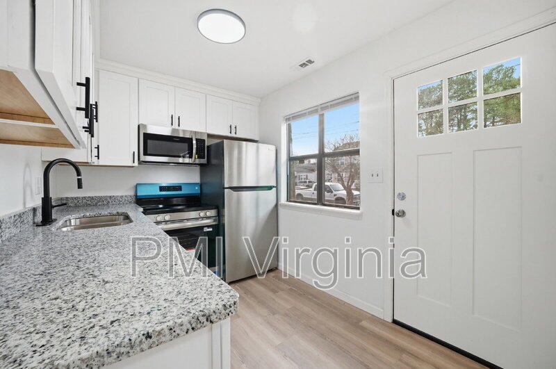 FULLY REMODELED 2 BED, 1.5 BATH BUNGALOW IN NORFOLK FOR RENT! property image