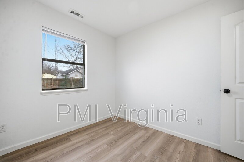 FULLY REMODELED 2 BED, 1.5 BATH BUNGALOW IN NORFOLK FOR RENT! property image