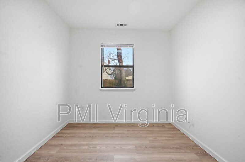 FULLY REMODELED 2 BED, 1.5 BATH BUNGALOW IN NORFOLK FOR RENT! property image