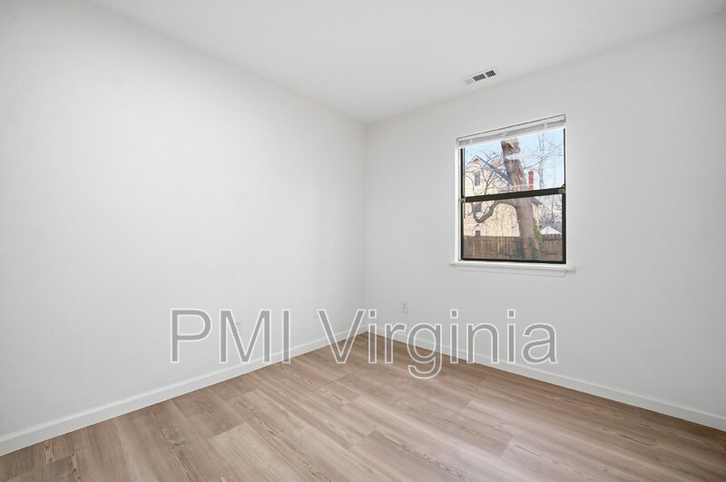 FULLY REMODELED 2 BED, 1.5 BATH BUNGALOW IN NORFOLK FOR RENT! property image