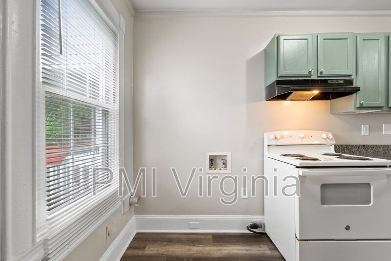 ADORABLE RENOVATED 2 BED APARTMENT FOR RENT IN PORTSMOUTH! property image
