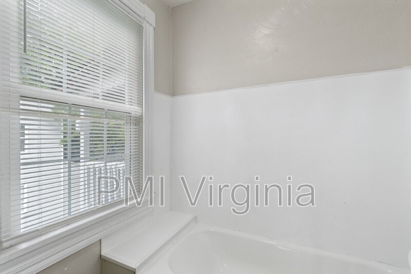 ADORABLE RENOVATED 2 BED APARTMENT FOR RENT IN PORTSMOUTH! property image