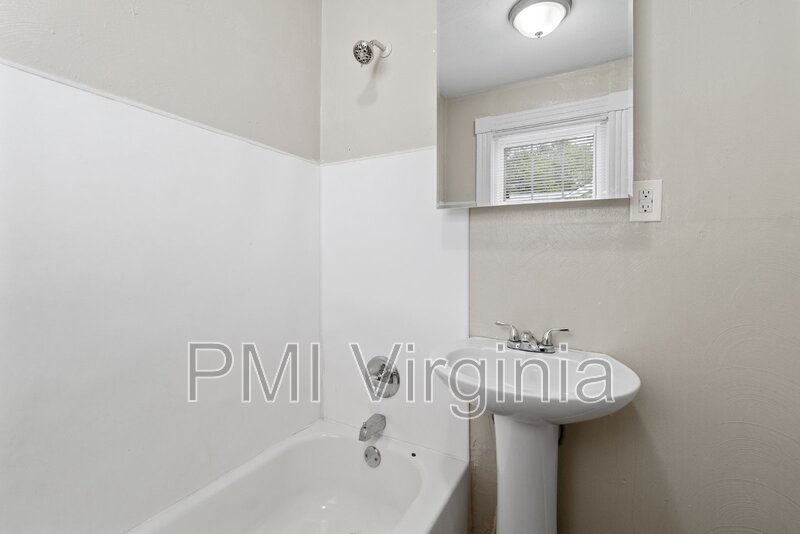 ADORABLE RENOVATED 2 BED APARTMENT FOR RENT IN PORTSMOUTH! property image
