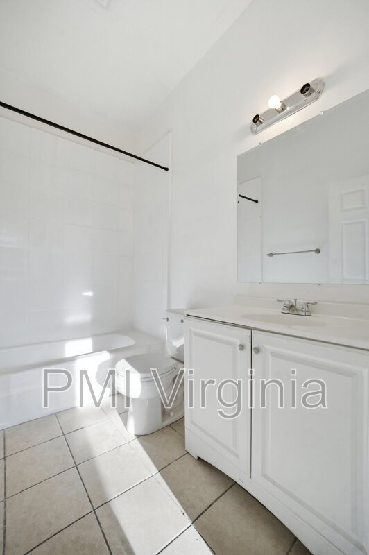 Charming 3-Bedroom Downstairs Duplex for rent in Newport News – Great Location! property image