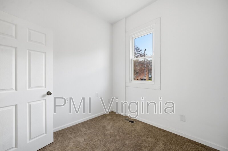 Charming 3-Bedroom Downstairs Duplex for rent in Newport News – Great Location! property image