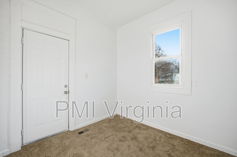 Charming 3-Bedroom Downstairs Duplex for rent in Newport News – Great Location! property image