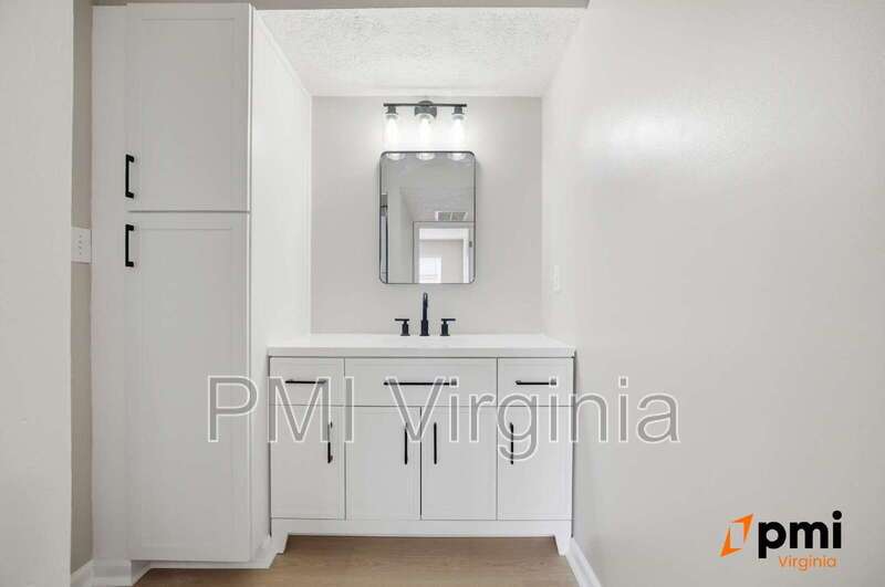 GATED COMMUNITY FULLY RENOVATED 1 BED 1 BATH WITH BALCONY AND POOL property image